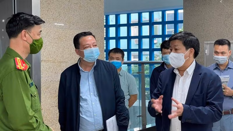 Phó Chủ tịch UBND TP Hà Nội Dương Đức Tuấn cùng lãnh đạo các sở, ngành kiểm tra dự án đường sắt Cát Linh- Hà Đông trước ngày nhận bàn giao