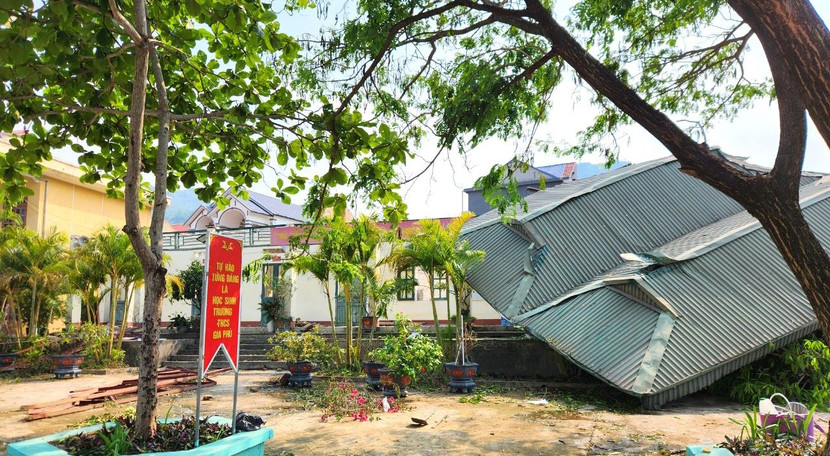 Nhiều phòng học ở trường THCS Gia Phù, Phù Yên, Sơn La bị giông lốc tốc mái