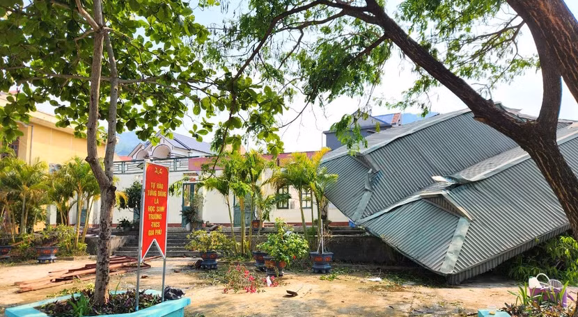 Nhiều phòng học ở trường THCS Gia Phù, Phù Yên, Sơn La bị giông lốc tốc mái