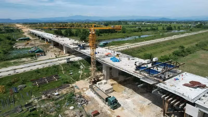 Lãnh đạo Bộ GTVT yêu cầu phải thông xe cao tốc Diễn Châu- Bãi Vọt vào 30-4