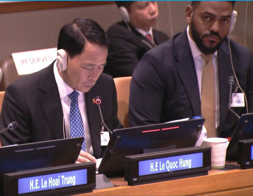 Thượng tướng Lê Quốc Hùng, Thứ trưởng Bộ Công an (bên trái), phát biểu tại sự kiện “Con đường tới Hà Nội: Lễ mở ký Công ước của Liên hợp quốc về chống tội phạm mạng - Tôn vinh chủ nghĩa đa phương vì một tương lai số an toàn” Thượng tướng Lê Quốc Hùng, Thứ trưởng Bộ Công an (bên trái), phát biểu tại sự kiện “Con đường tới Hà Nội: Lễ mở ký Công ước của Liên hợp quốc về chống tội phạm mạng - Tôn vinh chủ nghĩa đa phương vì một tương lai số an toàn”