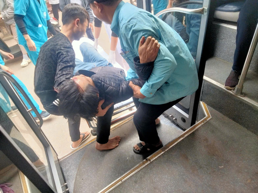 Nhân viên lái xe và phụ xe buýt tuyến 62 kịp thời đưa người bị TNGT đi cấp cứu