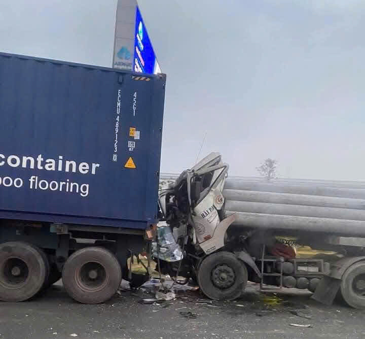 Lái xe đầu kéo tử vong trong cabin do tai nạn liên hoàn trên quốc lộ 5 sáng nay 23/1