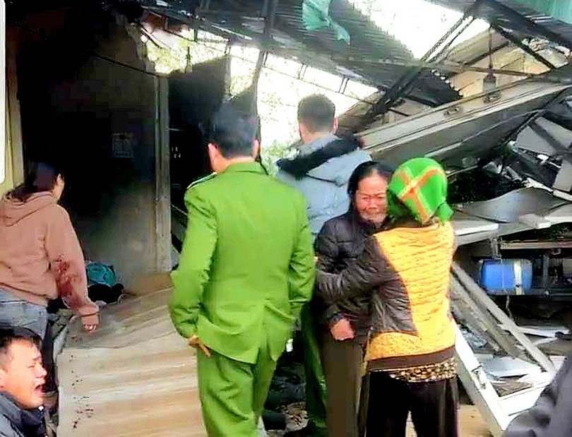 Hiện trường vụ tai nạn khi xe tải đâm vào nhà dân ở Kỳ Sơn, Nghệ An làm 6 người chết Hiện trường vụ tai nạn khi xe tải đâm vào nhà dân ở Kỳ Sơn, Nghệ An làm 6 người chết