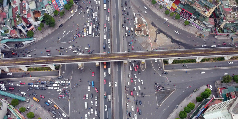 Hà Nội tổ chức lại giao thông, xén vỉa hè, dải phân cách một số tuyến phố để giảm ùn tắc