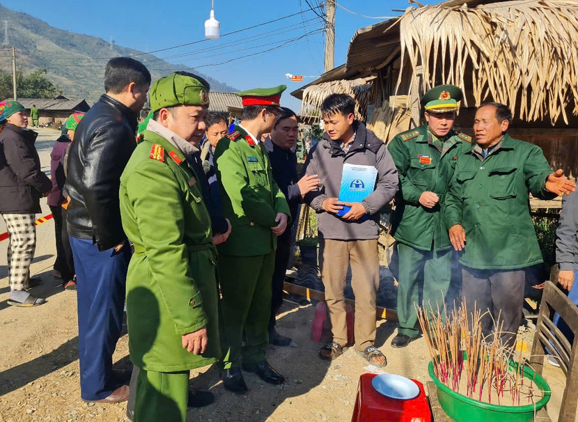 Các cơ quan chức năng thăm hỏi, động viên gia đình có người thiệt mạng trong vụ TNGT làm 6 người tử vong tối 12/7 ở Kỳ Sơn, Nghệ An