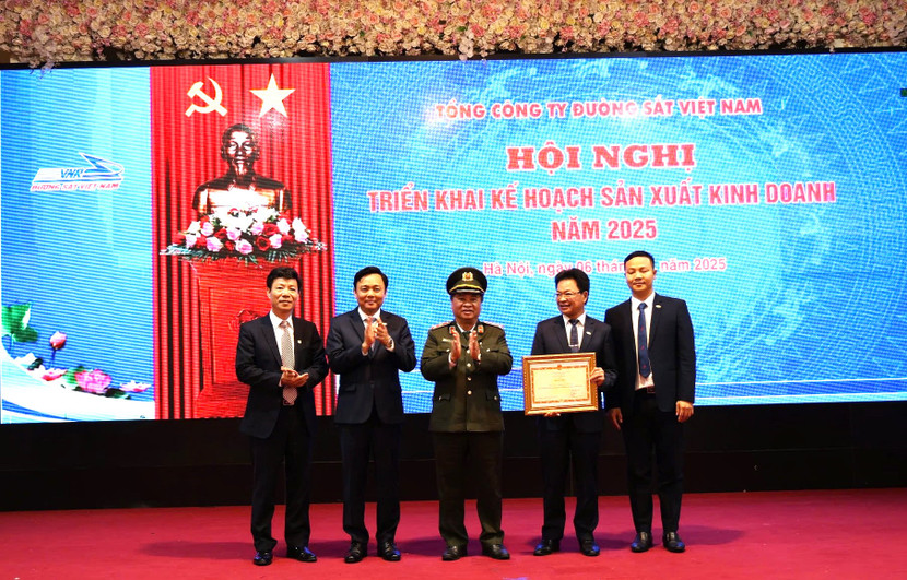 Trung tướng Nguyễn Đình Thuận, Cục trưởng Cục An ninh kinh tế trao tặng Bằng khen của Bộ Công an cho tập thể lãnh đạo Tổng công ty Đường sắt Việt Nam