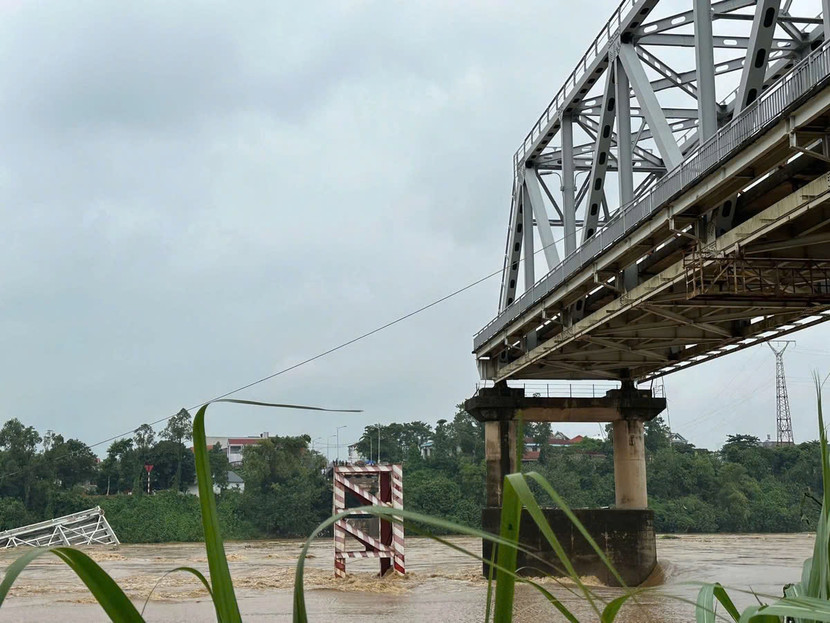 Bộ Xây dựng đề nghị giám định nguyên nhân gây sập cầu Phong Châu để làm rõ trách nhiệm