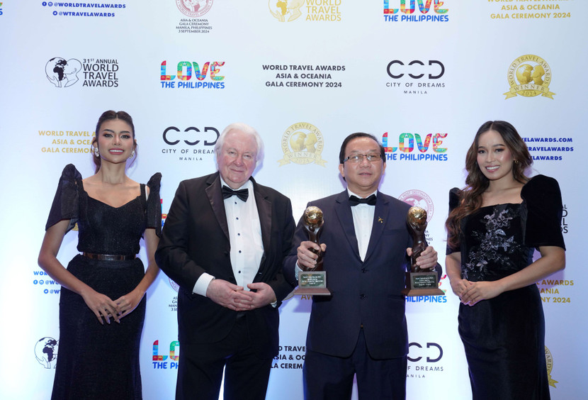 Ông Graham Cooke (thứ hai từ trái sang), nhà sáng lập và chủ tịch World Travel Awards chúc mừng Vietjet và trao cúp cho Phó Tổng Giám đốc Đỗ Xuân Quang Ông Graham Cooke (thứ hai từ trái sang), nhà sáng lập và chủ tịch World Travel Awards chúc mừng Vietjet và trao cúp cho Phó Tổng Giám đốc Đỗ Xuân Quang