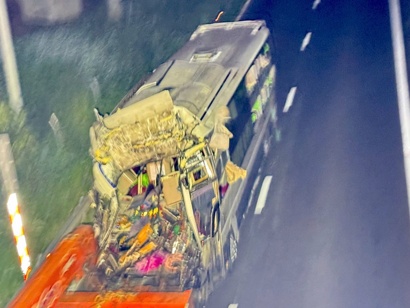 Chiếc xe khách giường nằm bẹp dúm đầu sau vụ tai nạn trên cao tốc Vĩnh Hảo- Phan Thiết vào sáng nay 24/9