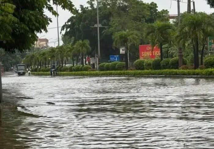 Tỉnh lộ 413 qua TX Sơn Tây ngập nặng, phương tiện không thể lưu thông