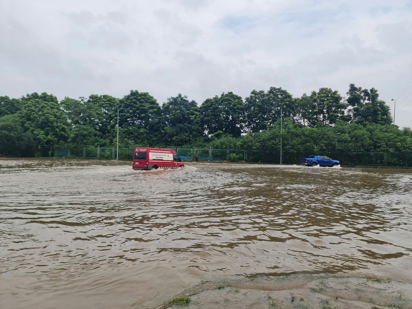 Nhiều đoạn đường gom Đại lộ Thăng Long vẫn ngập sâu Nhiều đoạn đường gom Đại lộ Thăng Long vẫn ngập sâu