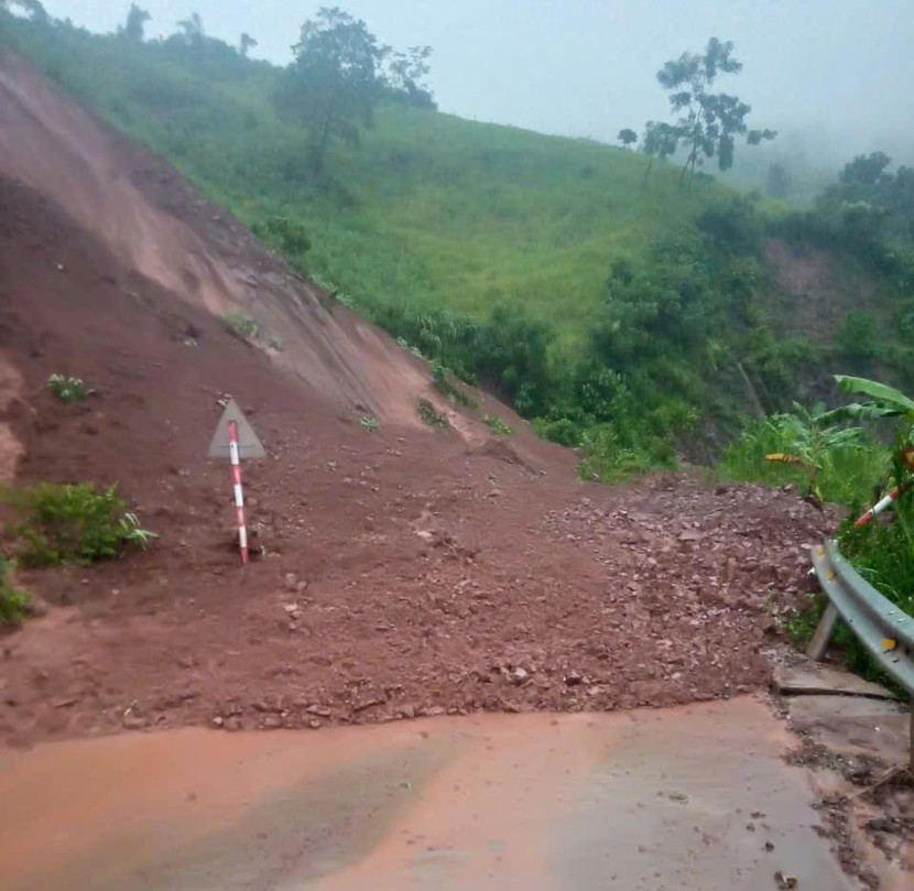 Hàng loạt tuyến đường ở miền núi phía Bắc sạt lở, giao thông đi lại khó khăn