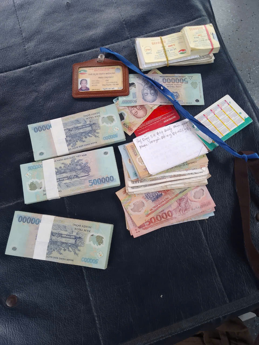 Số tiền mà nữ hành khách bỏ quên trên xe buýt