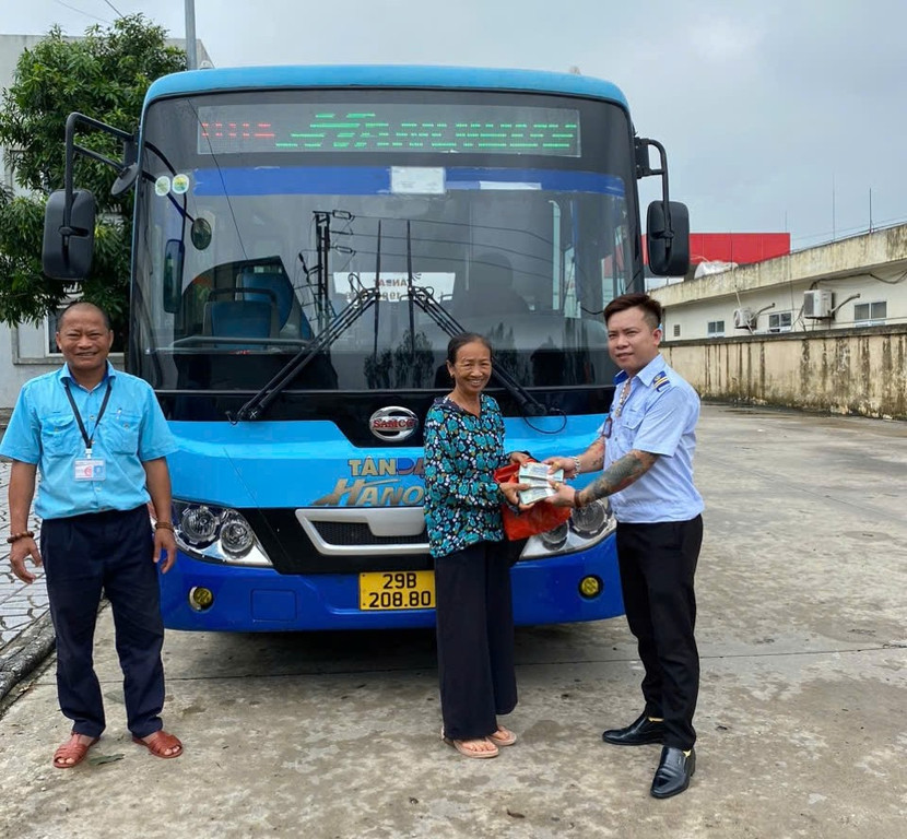 Lái và phụ xe buýt trao trả túi tiền 150 triệu đồng cho hành khách