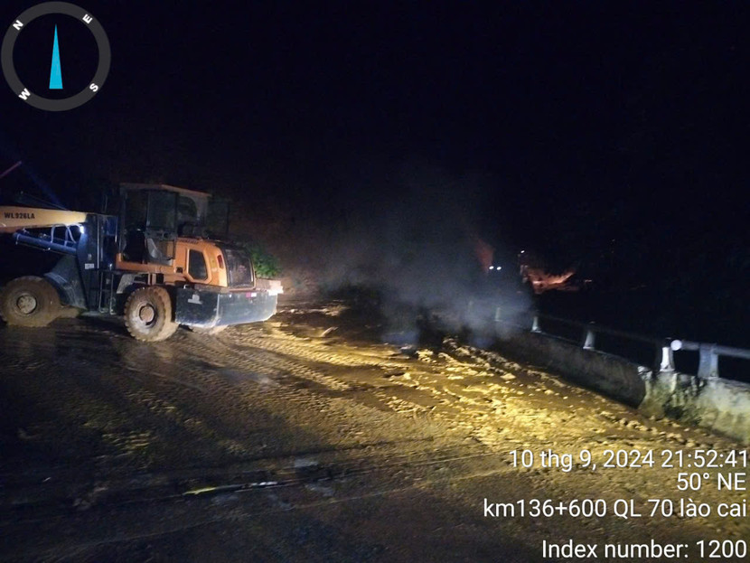 Lực lượng chức năng đã huy động toàn bộ máy móc, xuyên đêm mở đường 70 vào Phố Ràng (ảnh: Khu Quản lý Đường bộ I)