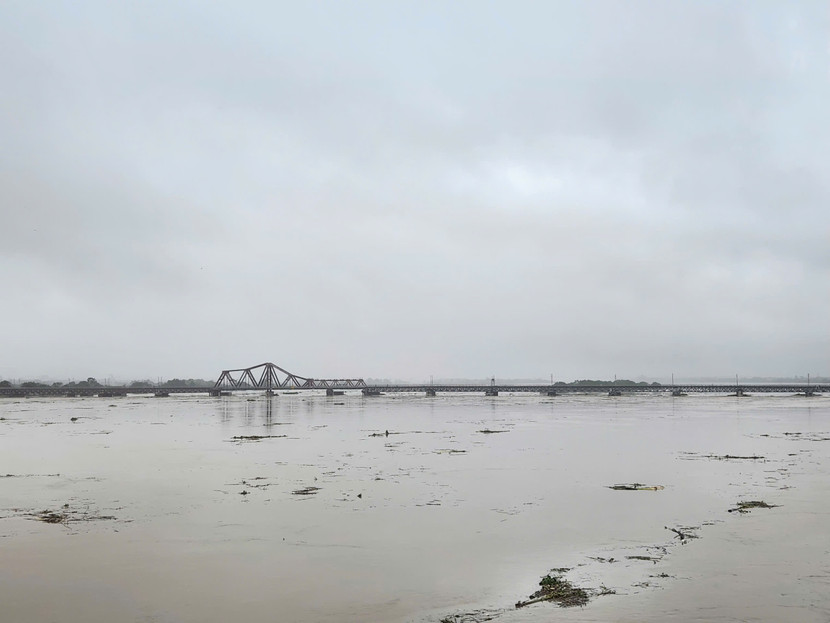 Nước lũ trên sông Hồng tại Hà Nội đã xuống dưới báo động 2 hơn 40cm vào sáng nay 13/9 Nước lũ trên sông Hồng tại Hà Nội đã xuống dưới báo động 2 hơn 40cm vào sáng nay 13/9