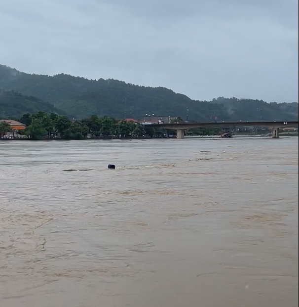 Nước lũ sông Hồng qua Lào Cai đang cuồn cuộn dâng. Dự báo, nước lũ có thể vượt báo động 3 hơn 4 mét