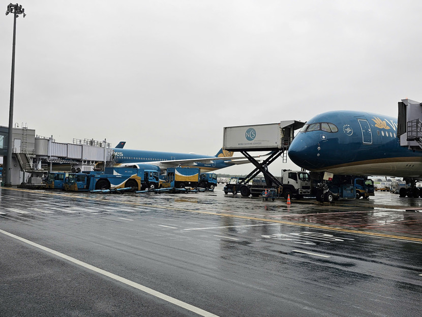 Hàng trăm chuyến bay bị ảnh hưởng do bão số 5