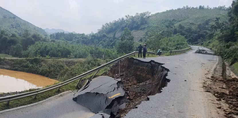 Đường Hồ Chí Minh đoạn Chợ Mới- Chợ Chu bị sạt lở nghiêm trọng, các phương tiện không thể lưu thông