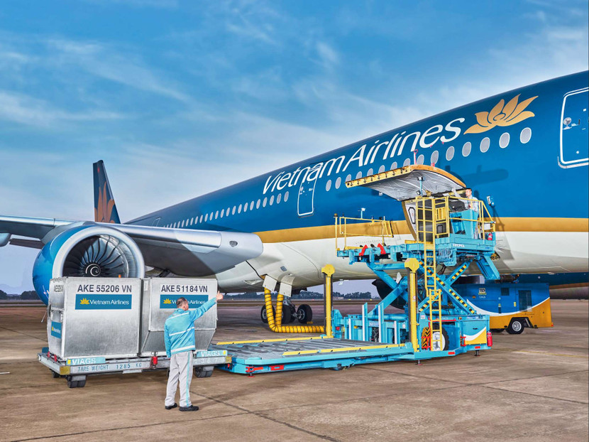 Hàng hóa đang được xếp lên máy bay của Vietnam Airlines