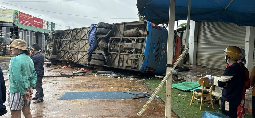 Hiện trường chiếc xe khách bị lật trên đường Hồ Chí Minh đoạn qua Đắk Lắk làm 4 người tử vong Hiện trường chiếc xe khách bị lật trên đường Hồ Chí Minh đoạn qua Đắk Lắk làm 4 người tử vong