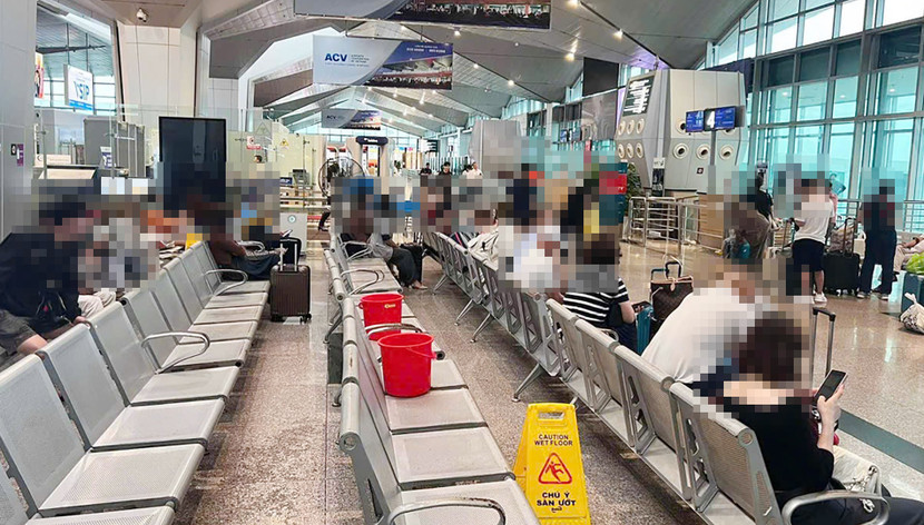 Hình ảnh ghi lại cảnh nhà ga hành khách sân bay quốc tế Vinh bị dột mưa vào chiều 23/9