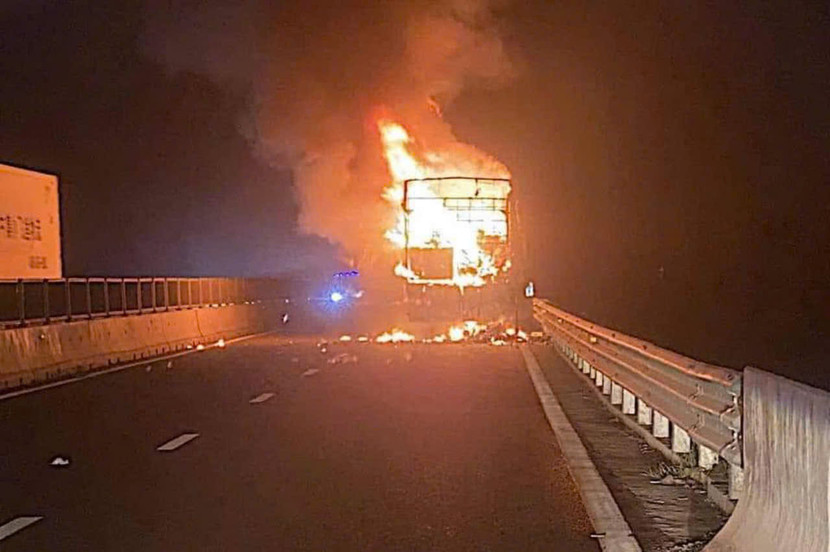Xe tải bốc cháy ngùn ngụt trên cao tốc Vĩnh Hảo- Phan Thiết vào đêm qua Xe tải bốc cháy ngùn ngụt trên cao tốc Vĩnh Hảo- Phan Thiết vào đêm qua