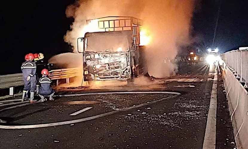 Lực lượng chức năng đã có mặt và dập tắt hoàn toàn, chiếc xe tải bị cháy trơ khung Lực lượng chức năng đã có mặt và dập tắt hoàn toàn, chiếc xe tải bị cháy trơ khung