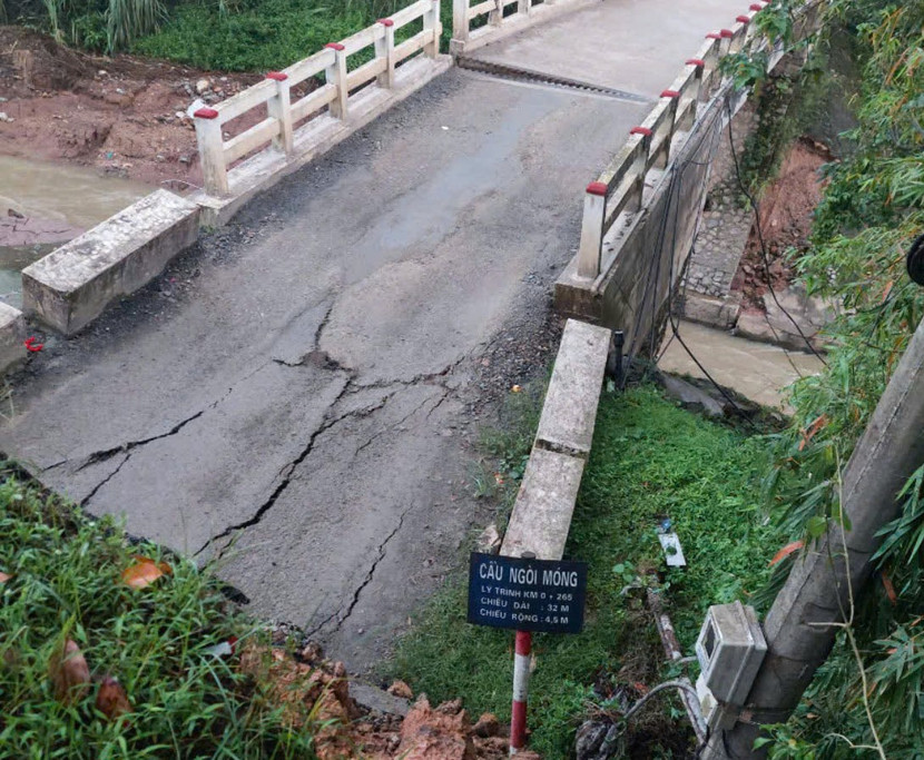 Hiện trường vụ sập cầu Ngòi Móng trên tỉnh lộ 445 qua TP Hòa Bình vào đêm qua