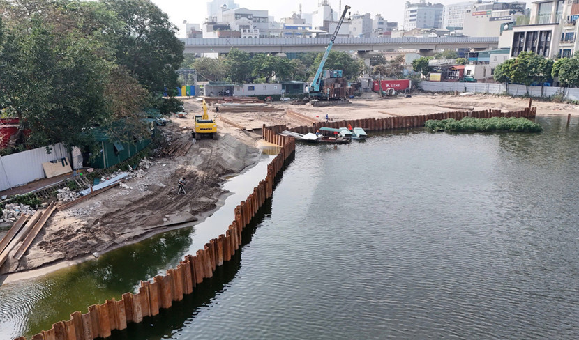 Để thi công cải tạo hồ Đống Đa, đơn vị thi công đã tạm san lấp 6.500m2 diện tích mặt hồ để làm nơi tập kết nguyên vật liệu