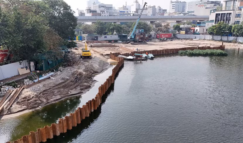 Để thi công cải tạo hồ Đống Đa, đơn vị thi công đã tạm san lấp 6.500m2 diện tích mặt hồ để làm nơi tập kết nguyên vật liệu