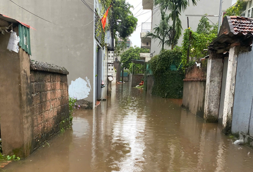 Rốn lũ Chương Mỹ nước đã tràn vào đường làng, thôn xóm từ đêm qua và sáng nay đang lên cao hơn