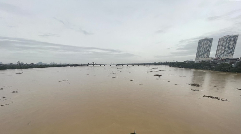 Sông Hồng qua Hà Nội mênh mông nước