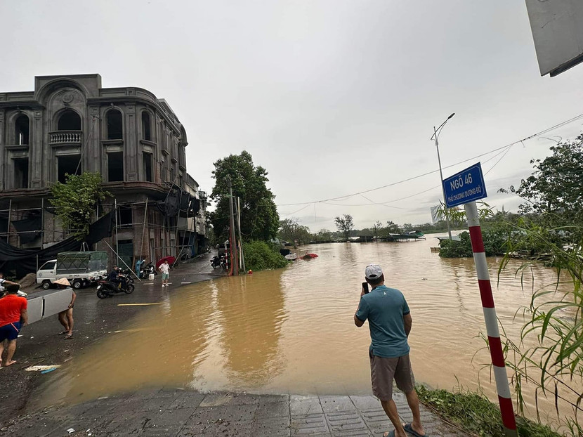 Nhiều khu dân cư ở ven bãi sông Hồng nước đã tràn vào từ đêm qua