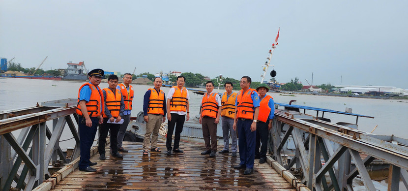 Bộ GTVT và Sở GTVT Nam Định kiểm tra hiện trường cầu phao Ninh Cường bị lũ cuốn đứt