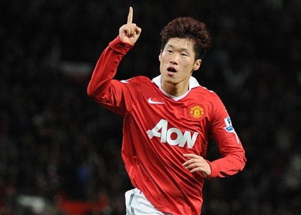 2. Park Ji sung (Hàn Quốc) Gia nhập MU năm 2005, Park trở thành biểu tượng cần mẫn trong kỷ nguyên vàng của Sir Alex Ferguson. Anh góp phần giành 4 chức vô địch Premier League, 3 League Cup và 1 Champions League. Có lẽ Park chỉ kém Son Heung-min ở tầm ảnh hưởng tại xứ sở sương mù.