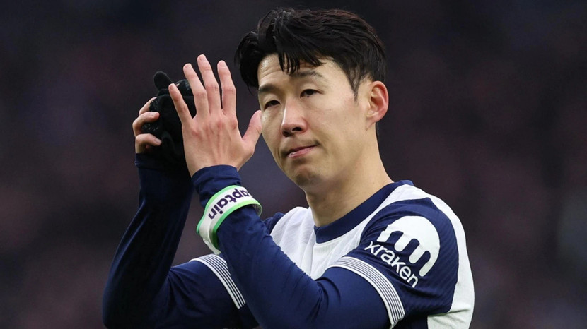 1. Son Heung min (Hàn Quốc) Son vừa chính thức chia tay Tottenham sau 10 năm gắn bó. Với 454 trận đấu, 173 bàn thắng và rất nhiều khoảnh khắc đáng nhớ, ngôi sao người Hàn Quốc rời Premier League như một huyền thoại đích thực. Các CĐV chắc chắn sẽ rất nhớ Son khi anh rời nước Anh để sang Mỹ tiếp tục sự nghiệp.