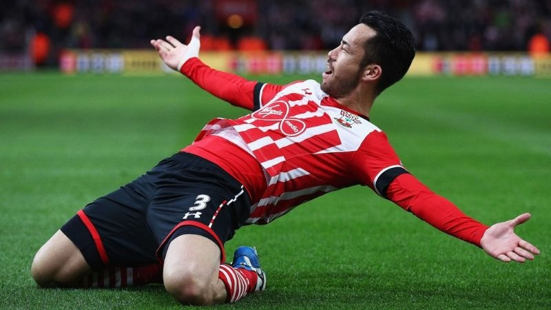 3. Maya Yoshida (Nhật Bản) Trung vệ người Nhật thi đấu cho Southampton từ 2012-2020, nổi bật với phong thái chuyên nghiệp, khả năng chỉ huy hàng thủ và sự đa năng. Yoshida để lại dấu ấn như một trong những thủ lĩnh thầm lặng đáng nhớ nhất của giải đấu.