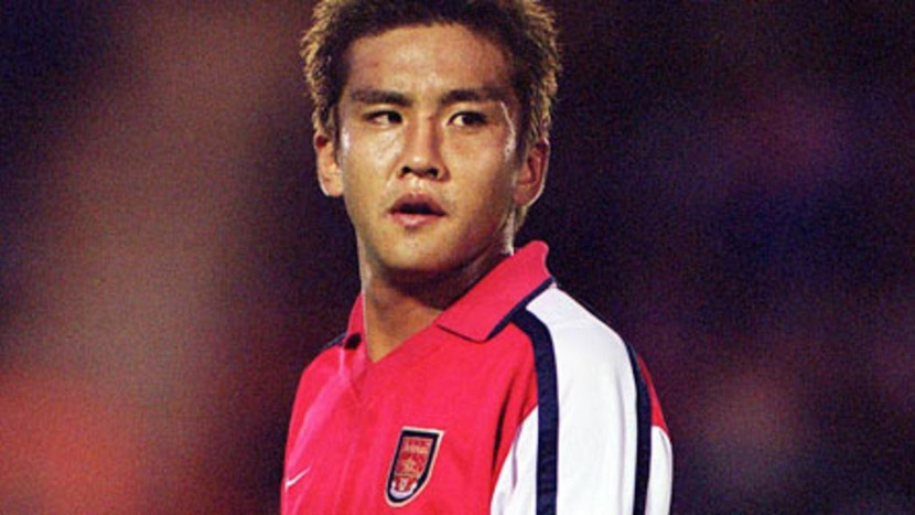 10. Junichi Inamoto (Nhật Bản) Một trong những cầu thủ Nhật Bản đầu tiên thi đấu tại Premier League, từng khoác áo Arsenal, Fulham và West Brom. Anh ghi dấu ấn với kỹ thuật tốt và tinh thần thi đấu chuyên nghiệp, từng được bầu là Cầu thủ xuất sắc nhất mùa của Fulham.