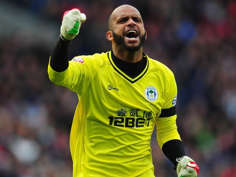 8. Ali Al Habsi (Oman) Thủ thành có phản xạ nhanh và lối chơi chắc chắn, Al Habsi từng bắt cho Bolton, Wigan và Reading. Anh được nhớ tới như một trong những thủ môn châu Á thành công nhất trong lịch sử Premier League.
