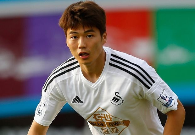 6. Ki Sung yueng (Hàn Quốc) Tiền vệ điều tiết lối chơi điển hình, Ki từng thi đấu cho Swansea, Sunderland và Newcastle. Với kỹ năng chuyền bóng vượt trội và sự ổn định trong lối chơi, anh là một phần quan trọng trong tuyến giữa suốt nhiều năm ở CLB của mình.