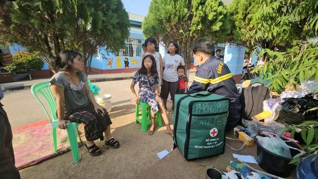 Cán bộ đội cứu hộ thăm khám cho những người dân bị thương do động đất.