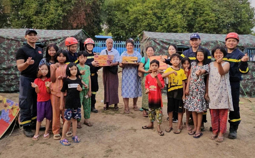 Đội CNCH Công an Việt Nam dựng lều trại, hỗ trợ lương thực cho người dân Myanmar.
