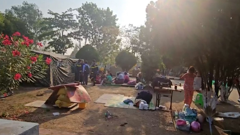 Sân trường học Taw Win Yadanar tại thị trấn Zabu Thiri trở thành khu lán trại tạm.