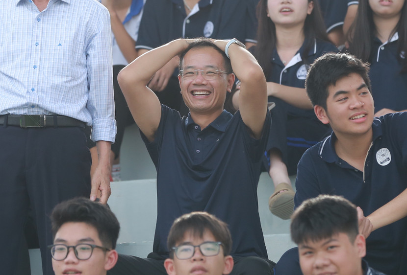 Cảm xúc đầy tiếc nuối của thầy giáo THPT Nguyễn Huệ khi chứng kiến học trò bỏ lỡ cơ hội ghi bàn. Hơn cả một trận đấu, đó là những giây phút thầy trò cùng sống trọn với đam mê