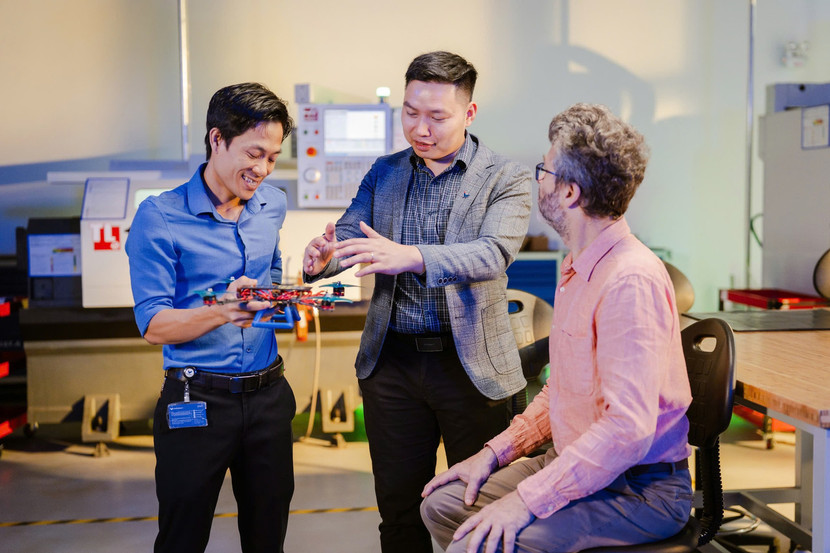 TS Lê Duy Dũng đang cùng cộng sự tại Đại học VinUni nghiên cứu về việc tích hợp AI và robot tự động trong tổng hợp vật liệu xanh, phát triển quy trình sử dụng AI để khai thác tri thức từ kho dữ liệu khoa học khổng lồ TS Lê Duy Dũng đang cùng cộng sự tại Đại học VinUni nghiên cứu về việc tích hợp AI và robot tự động trong tổng hợp vật liệu xanh, phát triển quy trình sử dụng AI để khai thác tri thức từ kho dữ liệu khoa học khổng lồ