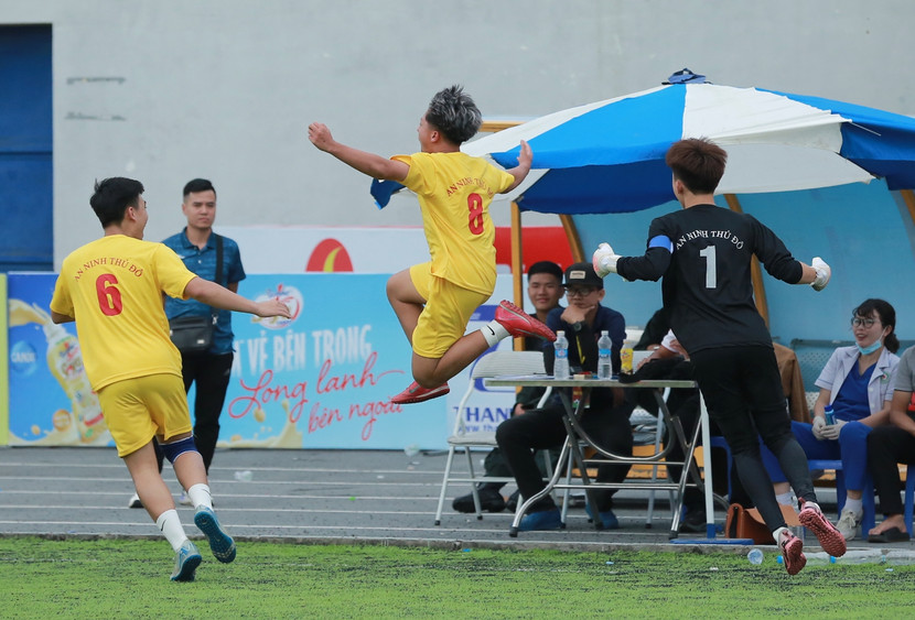 Khoảnh khắc thăng hoa - cầu thủ THPT Dewey Tây Hồ Tây dang rộng tay như đang bay lên sau bàn thắng quyết định. Cú sút ấy không chỉ mang về bàn thắng mà còn là 3 điểm trọn vẹn cho một khởi đầu suôn sẻ