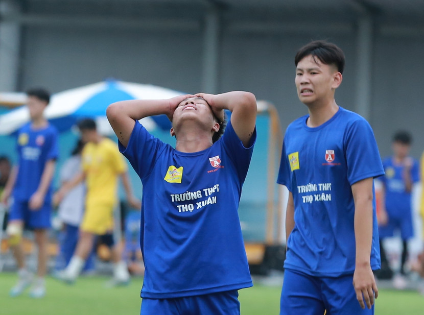 Nỗi tiếc nuối hiện rõ trên gương mặt cầu thủ THPT Thọ Xuân sau trận thua sát nút 0-1 trước THPT Yên Hòa. Dù kết quả chưa trọn vẹn, hành trình phía trước vẫn còn dài và cơ hội đi tiếp vẫn rộng mở