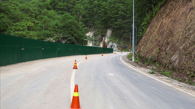 Đoạn bị sạt lở đèo Prenn cơ bản được gia cố, tạm thời lưu thông 2 làn xe từ đầu giờ chiều nay 25-11